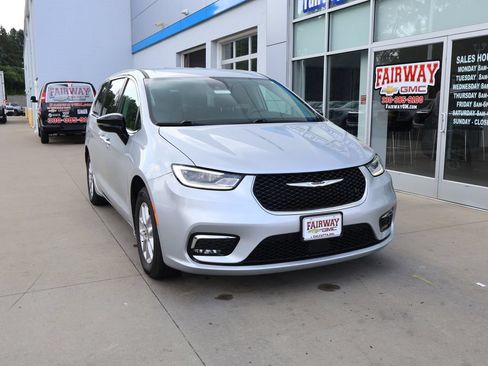 Used 2024 Chrysler Pacifica Touring-L FWD image 2