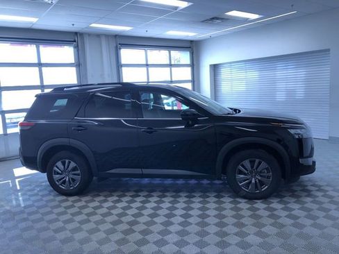Used 2025 Nissan Pathfinder SV image 35