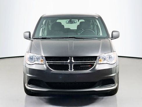 Used 2016 Dodge Grand Caravan SE image 2
