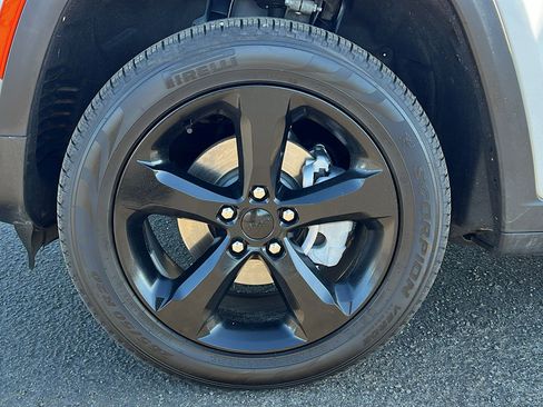 Used 2023 Jeep Grand Cherokee Limited w/ Luxury Tech Group II image 10