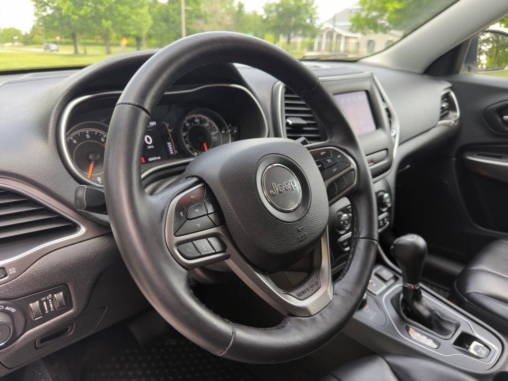 Used 2019 Jeep Cherokee Latitude Plus w/ Cold Weather Group AWD/4WD image 22