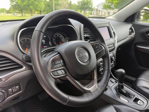 Used 2019 Jeep Cherokee Latitude Plus w/ Cold Weather Group AWD/4WD image 22