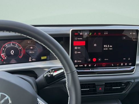 New 2026 Volkswagen Tiguan SE FWD image 19