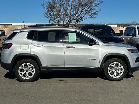Used 2025 Jeep Compass Latitude w/ Convenience Group image 3