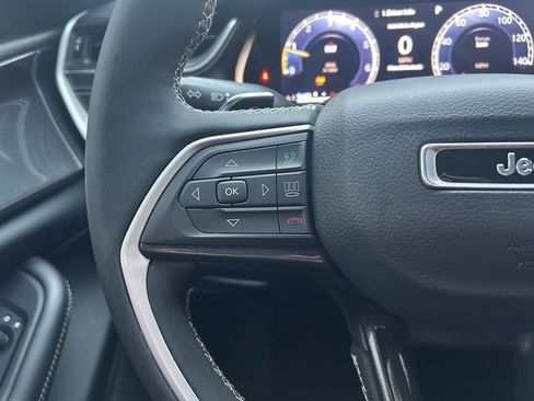 Used 2023 Jeep Grand Cherokee Altitude image 11