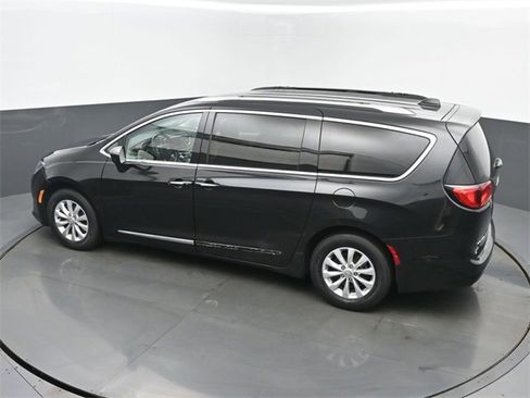 Used 2019 Chrysler Pacifica Touring-L image 40