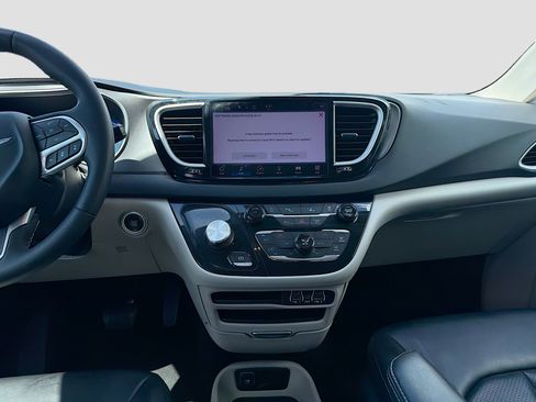 Used 2023 Chrysler Pacifica Touring-L image 19