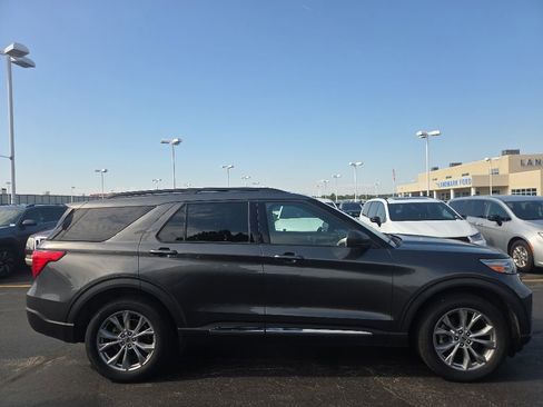 Used 2020 Ford Explorer XLT w/ Equipment Group 202A AWD/4WD image 8