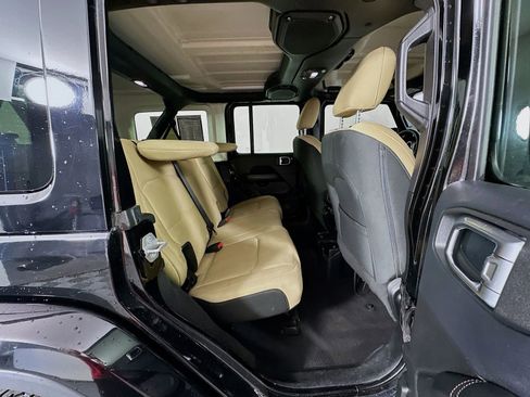 Used 2018 Jeep Wrangler Unlimited Sahara w/ Cold Weather Group AWD/4WD image 25
