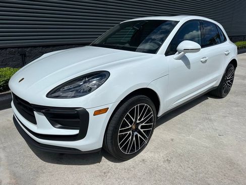 Certified 2023 Porsche Macan image 7