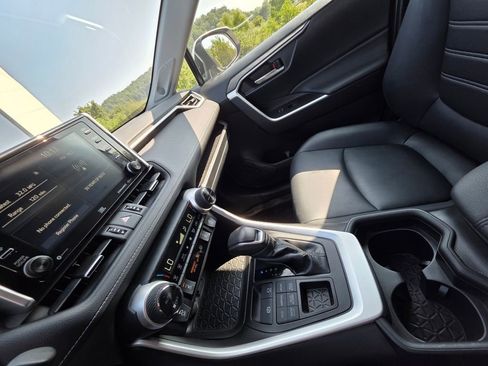 Used 2021 Toyota RAV4 XLE Premium image 14