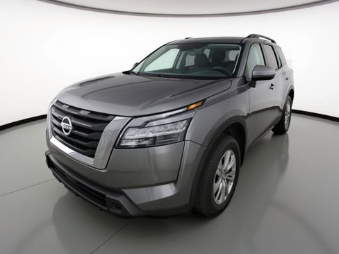 Used 2025 Nissan Pathfinder SV image 3