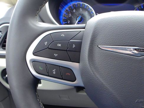 Used 2023 Chrysler Pacifica Touring-L image 17