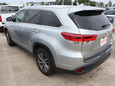 Used 2019 Toyota Highlander XLE FWD image 5