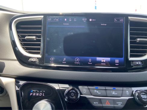 Used 2024 Chrysler Pacifica Touring-L FWD image 31