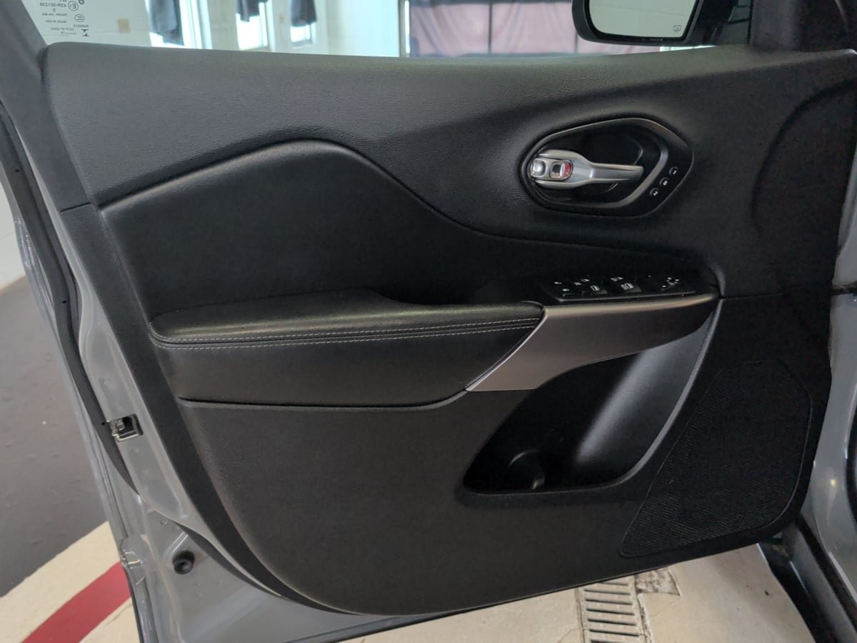 Used 2019 Jeep Cherokee Limited AWD/4WD image 24