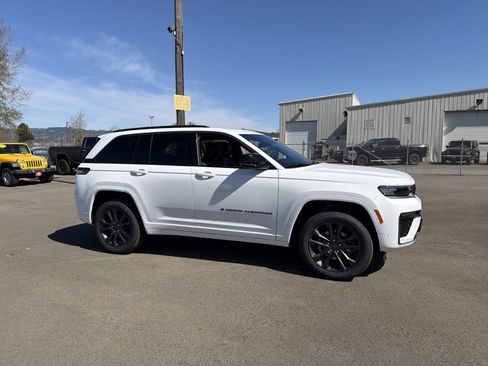 New 2026 Jeep Grand Cherokee Limited Reserve AWD/4WD image 7
