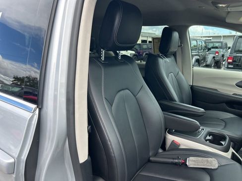 Used 2024 Chrysler Pacifica Touring-L image 20