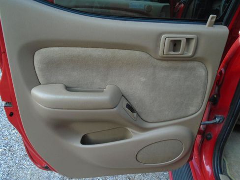 Used 2004 Toyota Tacoma PreRunner RWD image 11