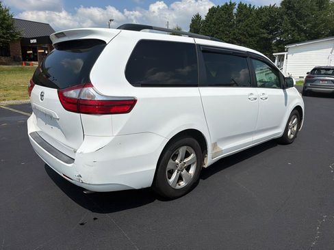Used 2015 Toyota Sienna LE FWD image 3