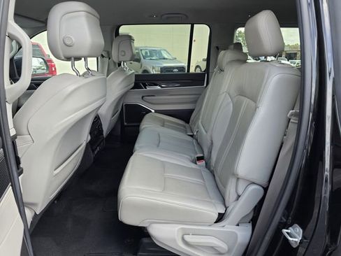 Used 2022 Jeep Wagoneer Series III AWD/4WD image 18