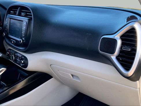 Used 2020 Kia Soul LX FWD image 19