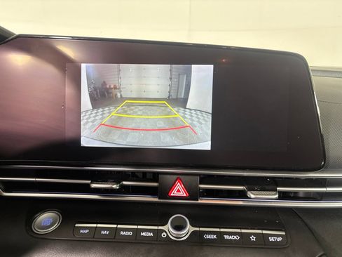 Used 2023 Hyundai Elantra Limited FWD image 15