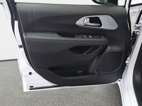 Certified 2024 Chrysler Pacifica Touring image 29