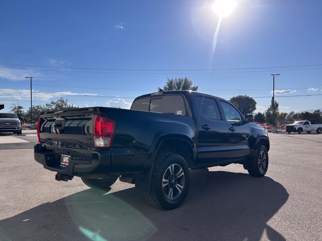 Used 2017 Toyota Tacoma TRD Sport AWD/4WD image 3