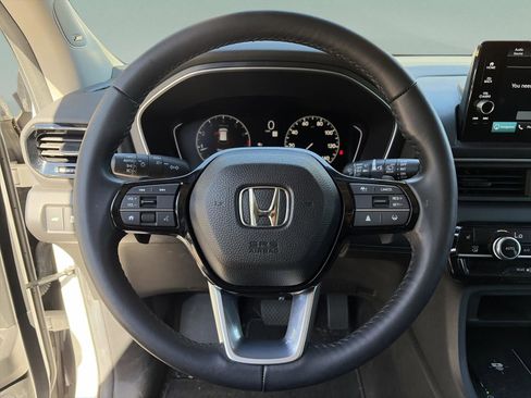 Used 2025 Honda Pilot Touring image 11