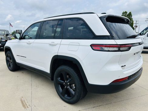Used 2023 Jeep Grand Cherokee Limited w/ Black Appearance Package AWD/4WD image 39