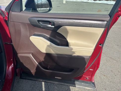 Used 2020 Toyota Highlander Limited image 9