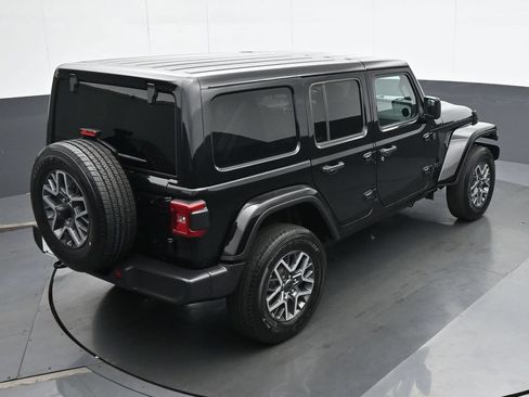 Used 2025 Jeep Wrangler Unlimited Sahara AWD/4WD image 23
