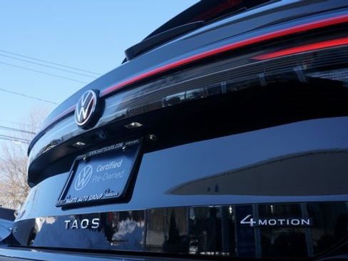 Certified 2025 Volkswagen Taos SE w/ Panoramic Sunroof Package image 46