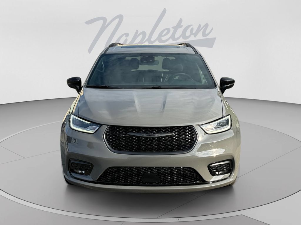Certified 2025 Chrysler Pacifica Limited FWD image 9