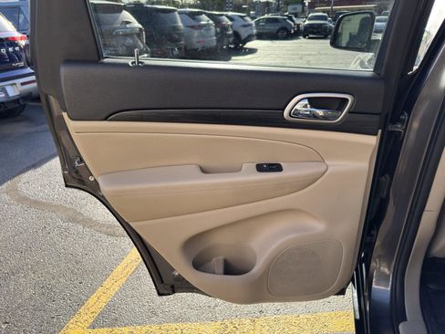 Used 2019 Jeep Grand Cherokee Laredo image 30