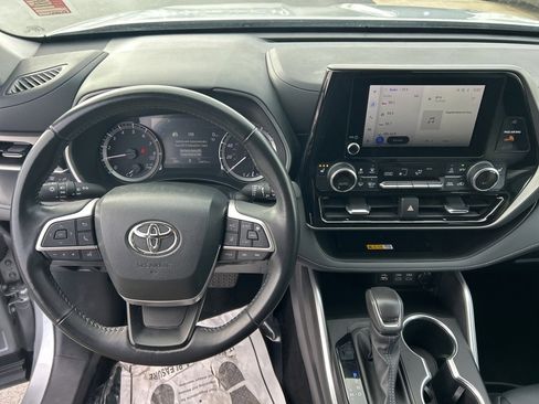 Used 2024 Toyota Highlander XLE image 6