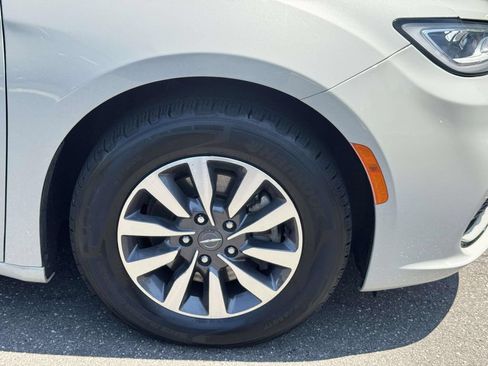 Used 2021 Chrysler Pacifica Touring-L FWD image 8