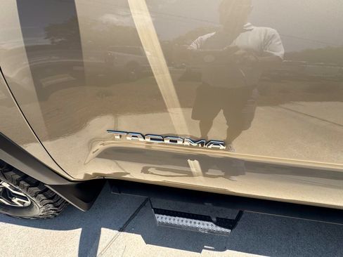 Used 2020 Toyota Tacoma TRD Off-Road AWD/4WD image 21
