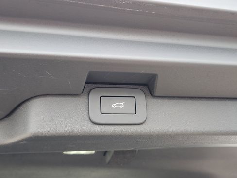 Certified 2025 Land Rover Discovery S image 37