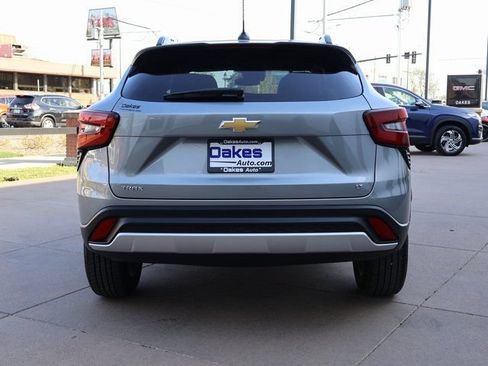 Used 2025 Chevrolet Trax LT FWD image 7