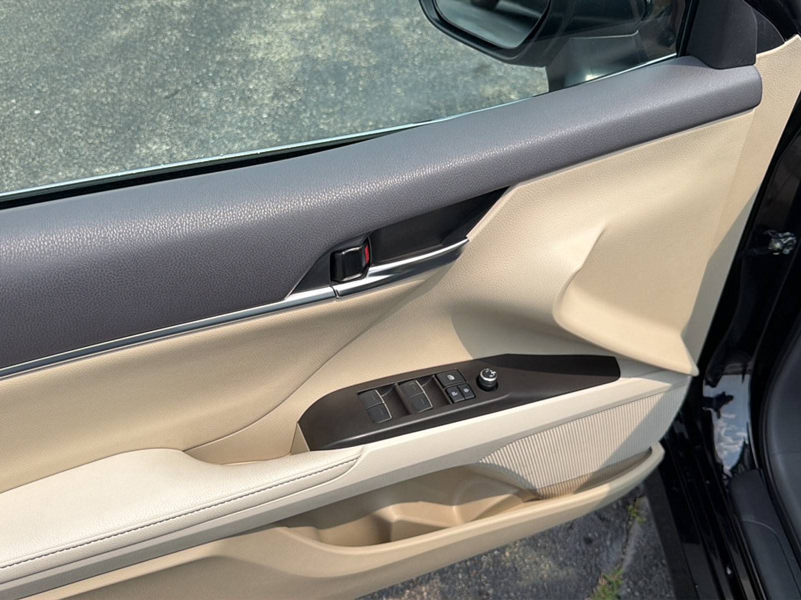 Used 2022 Toyota Camry XLE w/ Navigation Upgrade Package FWD image 12