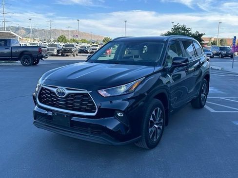 Used 2024 Toyota Highlander XLE AWD/4WD image 12