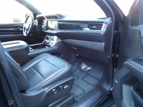 Used 2021 GMC Yukon XL Denali w/ Denali Premium Package image 14