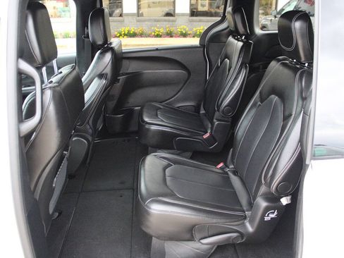 Used 2025 Chrysler Pacifica Select FWD image 9