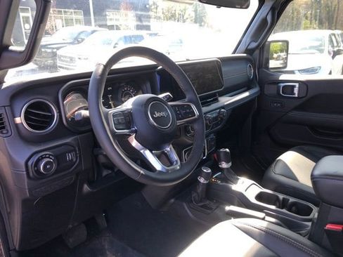 Used 2025 Jeep Wrangler Sahara image 11