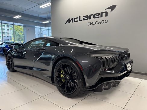 Used 2023 McLaren Artura image 3
