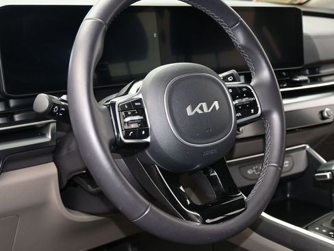 Used 2025 Kia Carnival image 13