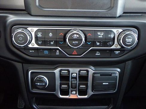 Used 2023 Jeep Wrangler Unlimited w/ Cold Weather Group image 16