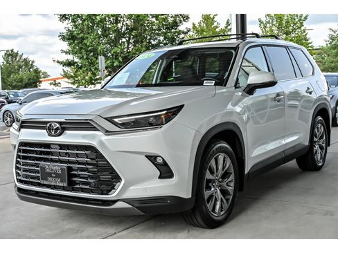 Used 2024 Toyota Grand Highlander AWD image 5